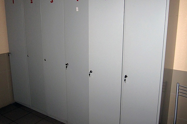 индивидуальные шкафчики для одежды, запираемые на ключ